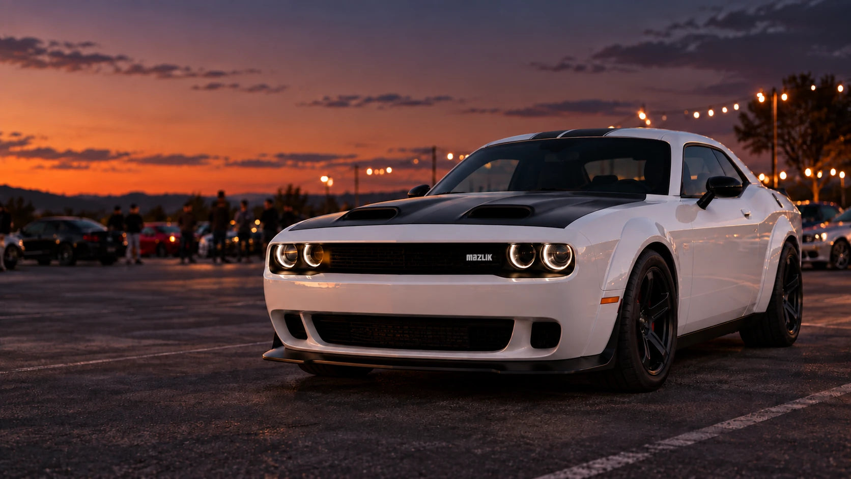 Bílý Dodge Challenger s černou kapotou na automobilovém srazu