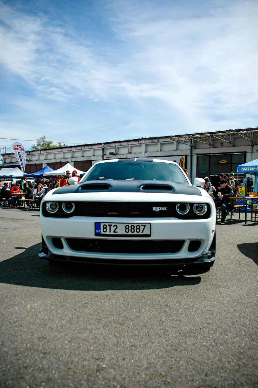 Bílý Challenger Dodge Mazlík zepředu na srazu